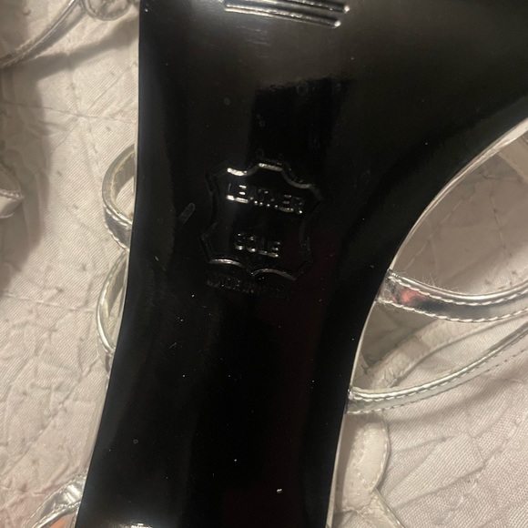 • Stuart Weitzman Metallic Silver Leather Sandals size 9 - Picture 9 of 12